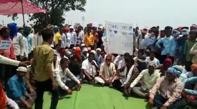 राजिम: तर्रा में सड़क के डामरीकरण की मांग को लेकर ग्रामीणों ने नेशनल हाईवे 130सी पर किया चक्काजाम