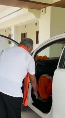 छत्तीसगढ़ प्रवास पर आए द्वारिका शारदा पीठाधीश्वर जगतगुरु शंकराचार्य स्वामी श्री सदानंद सरस्वती जी एवं ज्योतिषपीठाधीश्वर बद्रीनाथ के जगतगुरु शंकराचार्य स्वामी श्री अविमुक्तेश्वरानंद जी महाराज एवं ब्रह्मचारी सुबुद्धानंद महाराज जी आज निवास पहु