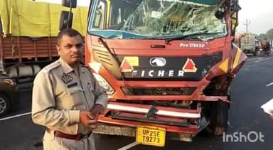 हापुड़: NH-9 स्थित ततारपुर कट के पास तेज रफ्तार तीन वाहनों की आपस में हुई भिड़ंत, हादसे में 4 लोग हुए घायल, अस्पताल में भर्ती।