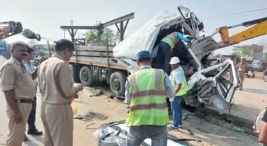 रामनगर भीटी हाईवे पर खड़े टैंकर से टकराई ट्रेलर, चालक और खलासी की मौत