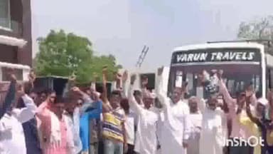 करनाल: नीलोखेड़ी सरपंच एसोसिएशन के अध्यक्ष ईशम जाम्बा ग्रामीणों के साथ जींद में 'गांव बचाओ देहात बचाओ' रैली के लिए हुए रवाना