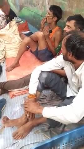 वृन्दावन अटल्ला चुंगी वृन्दावन परिक्रमा मार्ग में गांजा पीते हैं