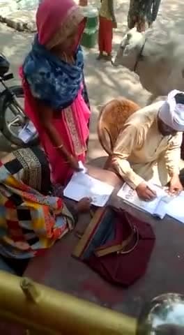 आदरणीय कमलनाथ जी की योजना नारी सम्मान योजना के फार्म भरवा ते हुए जिला कांग्रेस कमेटी शहर के कार्यकारी अध्यक्ष राजा जगवानी