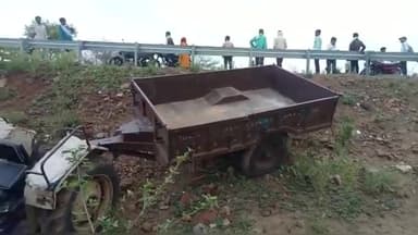 खुरई: नरेन नदी के पास चालक को नींद की झपकी आने से ट्रैक्टर ट्रॉली अनियंत्रित होकर खाई में उतरा, चालक हुआ घायल