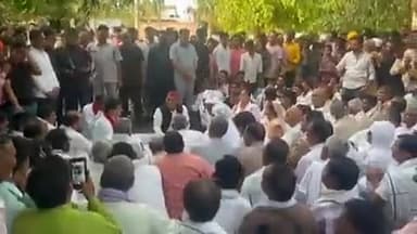 जनता का नेता, जनता के बीच
सुख दुःख में साथ निभाया है, सुख दुःख में साथ निभाएँगे।