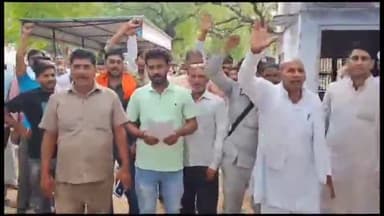 मनेठी: जिले में नष्ट फसल के मुआवजे की मांग को लेकर किसानों ने नायब तहसीलदार को सौंपा ज्ञापन