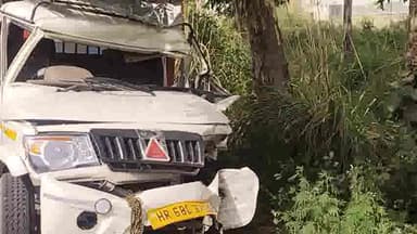 इसराना: रोहतक नेशनल हाइवे पर टायर फटने से पलटी पिकअप गाड़ी, चालक गंभीर रूप से घायल