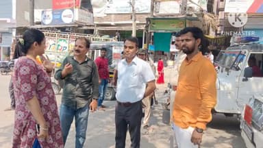 महुआ: SDO के निर्देश पर महुआ बाजार में प्रशासन द्वारा चलाया गया अतिक्रमण हटाओ अभियान