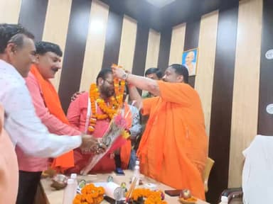 बलरामपुर समाचार बीजेपी जिला मीडिया प्रभारी देवेंद्र सिंह डी पी के जन्मदिवस पर नगर पालिका परिषद के कार्यालय में नगर पालिका परिषद के अध्यक्ष डॉक्टर धीरेंद्र प्रताप सिंह धीरू व अन्य वरिष्ठ जनों ने माला अर्पण कर जन्मदिन की बधाई दी यशवी शुक्ला क