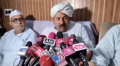 मुज़फ्फरनगर: जाट कॉलोनी स्थित टिकैत आवास पर मीडिया से वार्ता करते हुए नरेश टिकैत ने कहा 1 तारीख को होगी शोरूम गांव में खाप पंचायत