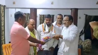 हलसी: दामोदरपुर पंचायत समिति को उपचुनाव में जीत के लिए  jdu हलसी प्रखंड अध्यक्ष ने अंग वस्त्र देकर दी शुभकामनाएं।
