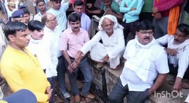 ग्वालियर गिर्द: बेहट गाँव में कलेक्टर ने चबूतरे पर बैठकर सुनी ग्रामीणों की समस्याएँ व बैंक पहुँचकर जानी डीबीटी की वस्तुस्थिति