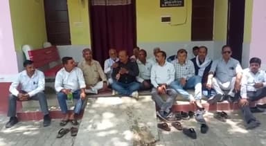 रायबरेली: महाराजगंज तहसील में वाहन पार्किंग की अव्यवस्था को लेकर अधिवक्ता धरने पर बैठे, SDM के खिलाफ की नारेबाजी