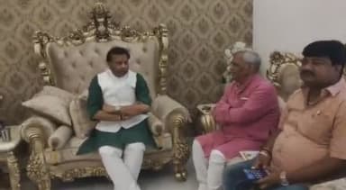 ग्वालियर गिर्द: गोला का मंदिर इलाके में बीजेपी के वरिष्ठ नेता प्रभात झा से मिलने पहुंचे पूर्व मंत्री जयभान सिंह पवैया