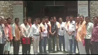 चित्तौड़गढ़: चित्तौड़गढ़ गोस्वामी समाज द्वारा जिला कलेक्टर पर नारेबाजी करते हुए अपनी मांगों को लेकर जिला कलेक्टर को सौंपा ज्ञापन