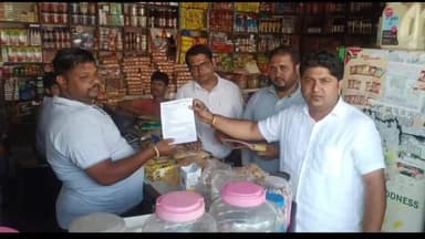 जगाधरी: नगर निगम अधिकारी ने जिले में प्रतिबंधित पॉलिथीन को लेकर चलाया अभियान जागरूक करने के साथ चार दुकानदारों के कांटे चलाना