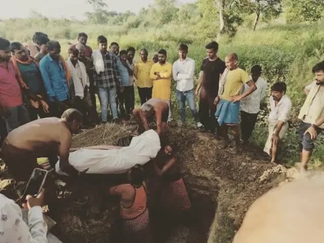 #अत्यंत_दुखद_घटना
रुधौली विधानसभा क्षेत्र के धवाय के दो बच्चो का  मार्ग दुर्घटना में निधन हो जाने पर अंतिम संस्कार में शामिल हुआ ।
 
                         जितेन्द्र यादव
                          जिला सचिव