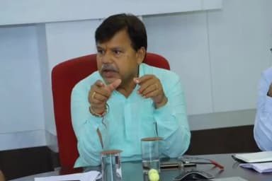 ग्वालियर गिर्द: ऊर्जा मंत्री प्रद्युमन सिंह तोमर ने कलेक्ट्रेट में अधिकारियों के साथ शहर के विकास को लेकर की चर्चा