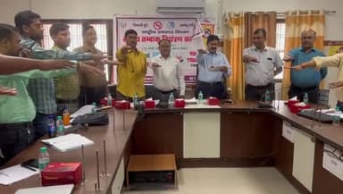 बहराइच: सीएमओ कार्यालय के सभागार में सीएमओ ने दिलाई तम्बाकू छोड़ने की शपथ