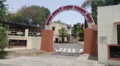 गिर्वा: वेतन विसंगतियों को दूर करने को लेकर उदयपुर आबकारी कार्यालय के बाहर कर्मचारियों ने राज्य सरकार के खिलाफ की नारेबाजी