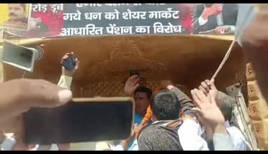 बस्ती: शिक्षक संघ के पदाधिकारियों ने मुंडेरवा में पुरानी पेंशन बहाली रथ यात्रा का किया स्वागत