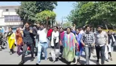 बस्ती: नर्सिंग कोर्स के नाम पर फर्जीवाड़े को लेकर सैकड़ों छात्र-छात्राओं ने कलेक्ट्रेट पहुंचकर किया प्रदर्शन
