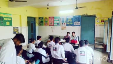 हापुड़: गढ़ रोड स्थित CHC अस्पताल में लखनऊ हेड ऑफिस के द्वारा भेजे गए ट्रेनरों ने 108 व 102 एंबुलेंस कर्मचारियों को दी ट्रेनिंग