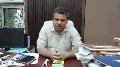 गोपालगंज: डुमरिया घाट पुल के नीचे सफाई के लिए रोटावेटर मशीन बढ़ाने हेतु प्रभारी डीएम अभिषेक रंजन ने दिया आदेश