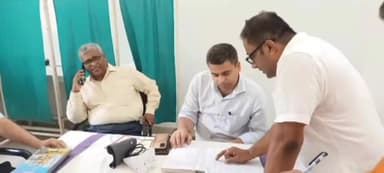 गोपालगंज: गोपालगंज के प्रभारी DM अभिषेक रंजन ने जिला सभागार के अंतर्गत आने वाले कर्मचारी और अधिकारियो के साथ की समीक्षा बैठक