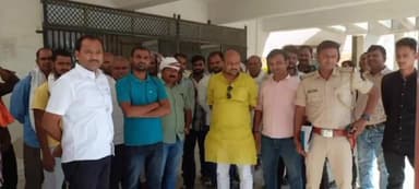 गोपालगंज: गोपालगंज आपदा विभाग के तरफ से पीड़ित परिजनों को विधायक प्रेमशंकर यादव ने आपदा कार्यालय मे चेक का किया वितरण