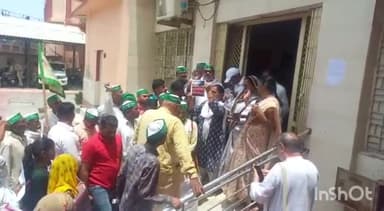 आगरा: पहलवानों के समर्थन में संयुक्त किसान मोर्चा ने जिला मुख्यालय पर किया प्रदर्शन