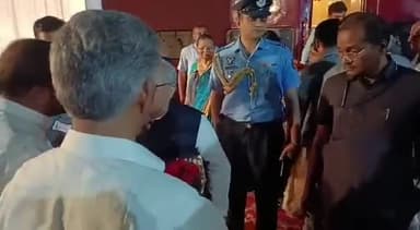 आज राजस्थान के महामहिम राज्यपाल श्री Kalraj Mishra  जी के ग्रीष्मकालीन माउंटआबू प्रवास हेतु आगमन पर आबूरोड़ रेलवे स्टेशन पर गुलदस्ता भेंटकर उनका स्वागत अभिनन्दन किया।

#Rajasthan #mountabu…