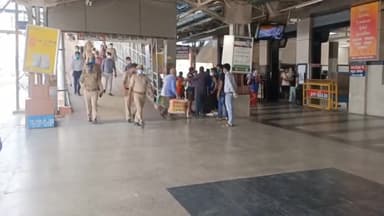 मथुरा: जीआरपी मथुरा ने स्टेशन से 2 शातिर चोरों के पास से 3 चोरी के एंड्रॉयड फोन किए बरामद