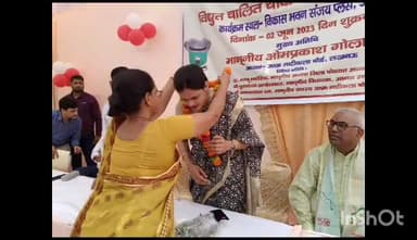 आगरा: संजय पैलेस स्थित विकास भवन परिसर में 75 पात्र लाभार्थियों को विद्युत चालित चाक का वितरण किया गया