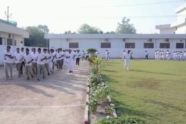 हापुड़: मेरठ रोड स्थित पुलिस लाइन में पुलिसकर्मियों को शारीरिक व मानसिक रूप से फिट रहने के लिए कराया गया परेड, दौड़ व योगा