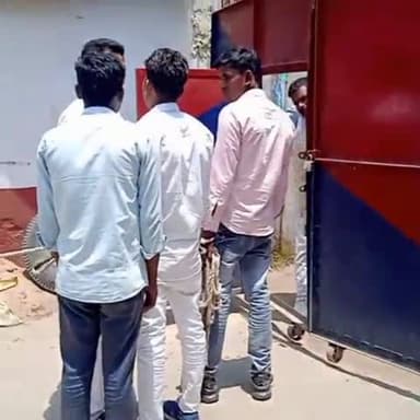 गोपालगंज: उत्पाद पुलिस ने पकाहां आदि स्थानों से शराब पीने और बेचने के आरोप में गिरफ्तार 41 लोगों से पूछताछ के बाद उन्हें भेजा जेल।