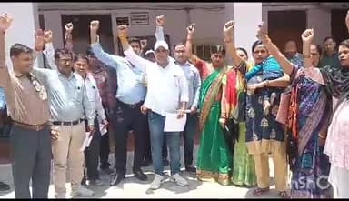 आगरा: कई माह से मानदेय व एरियर का भुगतान न होने पर आगरा के बेसिक शिक्षा विभाग में कार्यरत शिक्षामित्रों ने किया जमकर प्रदर्शन