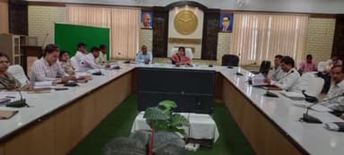 हापुड़: कलेक्ट्रेट सभागार कक्ष में DM व ADM ने अधिकारियों के साथ राजस्व कार्यों एवं प्रवर्तन कार्यों की मासिक समीक्षा बैठक की