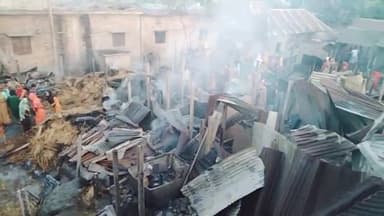 बारसोई: शिव आनंदपुर पंचायत के ग्राम तिसलिया में आग लगने से 30 परिवारों के घर जलकर हुए राख, लाखों की संपत्ति का हुआ नुकसान