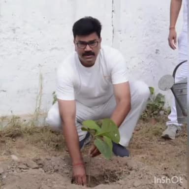 हापुड़: मेरठ रोड स्थित पुलिस लाइन में हापुड़ ASP सहित अन्य पुलिस अधिकारियों ने पर्यावरण बचाने के लिए किया वृक्षारोपण।