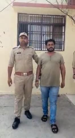 जलेसर: 3 दर्जन से अधिक मामलों में वांछित टॉप टेन अपराधी को बारी का चौक जलेसर से पुलिस ने किया गिरफ्तार.