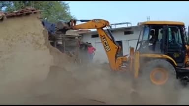 अशोक नगर: दियाधरी गांव में डबल मर्डर के चार आरोपियों के घर चला बुलडोजर