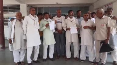 मनेठी: रेवाड़ी में खराब फसलों का मुआवजा नहीं मिलने पर जिला सचिवालय पहुंच एसडीएम को सौंपा ज्ञापन