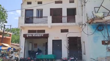 खुरई: खुरई की पुरानी कृषि उपज मंडी में किसानों के लिए बनाए गए विश्रामगृह में 2 सालों से मंडी निरीक्षक किए हुए हैं कब्जा