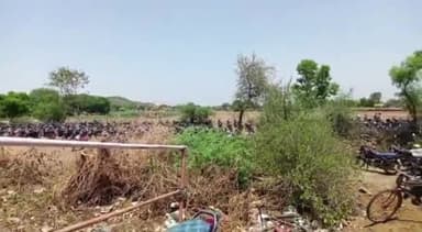 नैनवां: रिशंदा ग्राम में ग्रामीणों ने सड़क निर्माण की मांग को लेकर किया सड़क जाम, समझाइश के बाद आवागमन हुआ बहाल