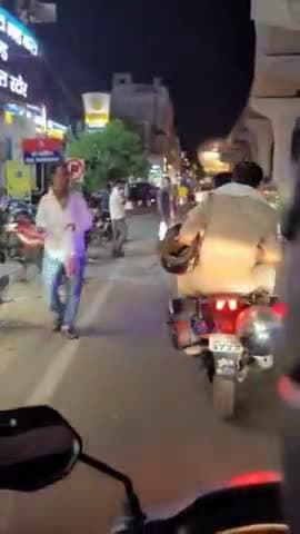 कानपुर: स्वरूप नगर के नरेंद्र मोहन सेतु पुल के पास यातायात नियमों की धज्जियां उड़ाते नजर आए दो बाइक सवार पुलिसकर्मी