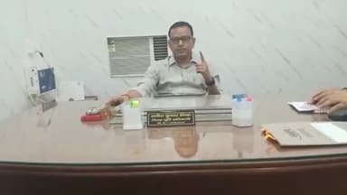 मथुरा: जिला पूर्ति अधिकारी ने कलेक्ट्रेट सभागार में आयुष्मान कार्ड को लेकर राशन डीलरों के साथ की बैठक, दिए जरूरी दिशा निर्देश