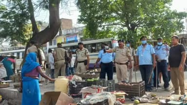 मीनापुर: एसकेएमसीएच के अंदर व बाहर अवैध रूप से चल रही दुकानों को मेडिकल ओपी की पुलिस और एसकेएमसीएच की सुरक्षा कंपनी ने कराया खाली