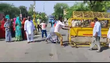 अलवर: पानी की टंकी रखने की मांग को लेकर सोनावा क्षेत्र के लोगों ने मिनी सचिवालय के सामने सड़क मार्ग पर लगाया जाम