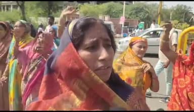 अलवर: निचला सोनावा के लोगों ने मिनी सचिवालय के सामने पानी की समस्या को लेकर लगाया जाम महिला कांग्रेस की जिला अध्यक्ष कमलेश